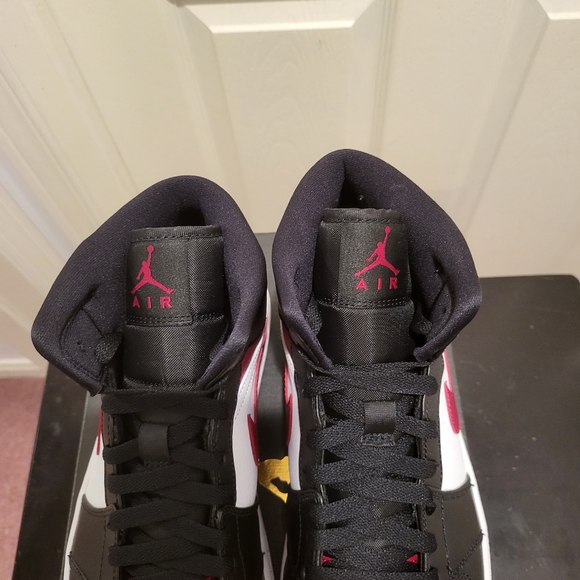 Air Jordan 1 Mid Bred Toe - Picture 7 of 8